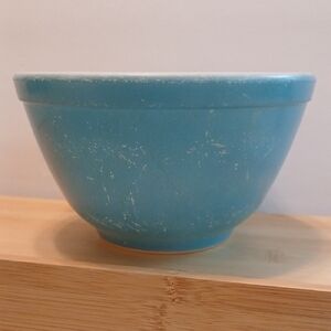 Vintage Pyrex Blue Mixing/Nesting bowl 1.5 pt